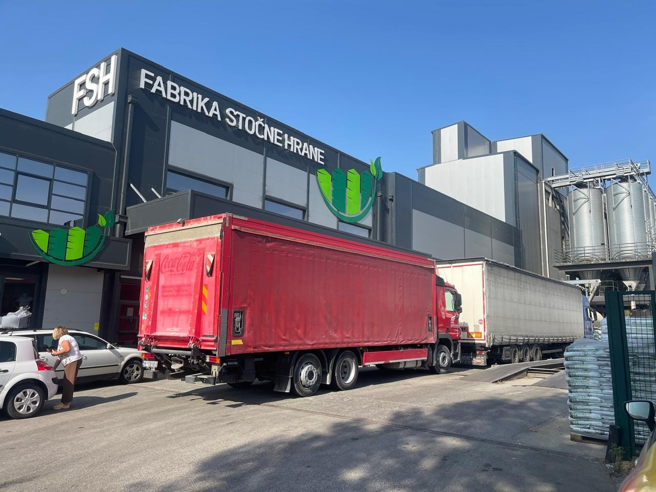 Dostavno vozilo ispred fabrike u Spužu